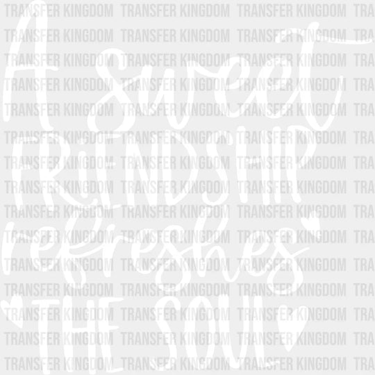 A Sweet Friendship Refreshes The Soul - Bff Iron On Dtf Transfer Unisex S & M (10’’) / Light
